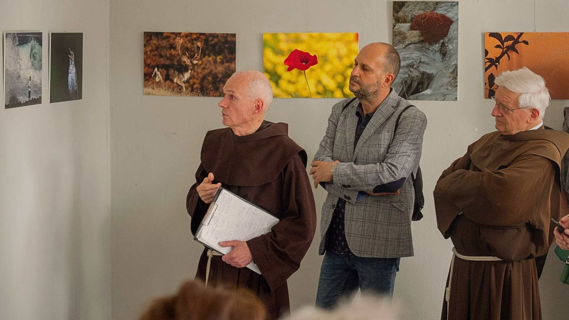 „Amit szerencsének nevezünk, az valójában ajándék: Isten ajándéka” – megnyílt Palkó Julián OFM kiállítása